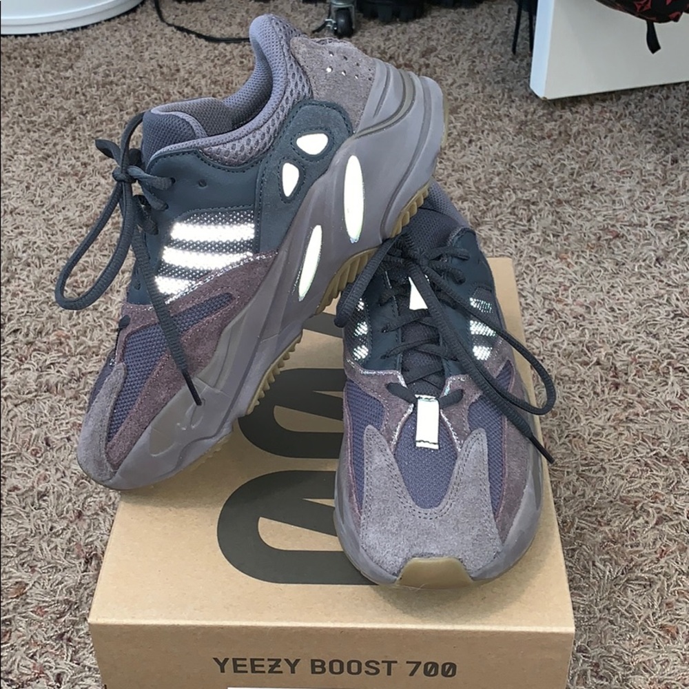 YEEZY 700 Mauve